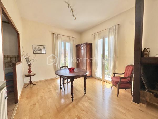 Idéalement située à proximité immédiate avenue Jean moulin et de toutes les commodités, cette agréable maison de ville en trois faces développe environ 138 m² habitables sur une parcelle arborée de 379 m².
Dès l’entrée, vous découvrirez un espace de vie chaleureux et lumineux de 36 m², équipé d’un poêle à bois et d’une climatisation réversible, offrant un accès direct au jardin et à la piscine au sel de 8 x 4 mètres, véritable havre de paix à l’abri des regards.
Le rez-de-chaussée propose également une chambre avec placard et salle d’eau privative, un WC indépendant ainsi qu’un garage attenant de 20 m² avec portail électrique.
À l’étage, la maison dispose de deux chambres supplémentaires, d’une salle de bain, d’un WC indépendant, ainsi que d’une seconde pièce de vie avec balcon et cuisine.
Cette configuration offre de nombreuses possibilités : création de deux appartements indépendants, maison intergénérationnelle ou grande maison familiale.
Les prestations comprennent :
- Double vitrage
- Volets roulants électriques au rez-de-chaussée
- Volets bois à l’étage
- Aspirateur centralisé sur les deux niveaux
- Climatisation réversible
- Poêle à bois
- Garage avec portail motorisé
Une maison fonctionnelle et pleine de potentiel, idéale pour une famille ou un projet d’investissement, dans un secteur apprécié et proche de toutes les facilités.
À visiter sans tarder !