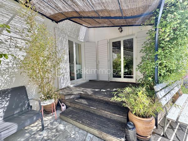 Idéalement située à proximité immédiate avenue Jean moulin et de toutes les commodités, cette agréable maison de ville en trois faces développe environ 138 m² habitables sur une parcelle arborée de 379 m².
Dès l’entrée, vous découvrirez un espace de vie chaleureux et lumineux de 36 m², équipé d’un poêle à bois et d’une climatisation réversible, offrant un accès direct au jardin et à la piscine au sel de 8 x 4 mètres, véritable havre de paix à l’abri des regards.
Le rez-de-chaussée propose également une chambre avec placard et salle d’eau privative, un WC indépendant ainsi qu’un garage attenant de 20 m² avec portail électrique.
À l’étage, la maison dispose de deux chambres supplémentaires, d’une salle de bain, d’un WC indépendant, ainsi que d’une seconde pièce de vie avec balcon et cuisine.
Cette configuration offre de nombreuses possibilités : création de deux appartements indépendants, maison intergénérationnelle ou grande maison familiale.
Les prestations comprennent :
- Double vitrage
- Volets roulants électriques au rez-de-chaussée
- Volets bois à l’étage
- Aspirateur centralisé sur les deux niveaux
- Climatisation réversible
- Poêle à bois
- Garage avec portail motorisé
Une maison fonctionnelle et pleine de potentiel, idéale pour une famille ou un projet d’investissement, dans un secteur apprécié et proche de toutes les facilités.
À visiter sans tarder !