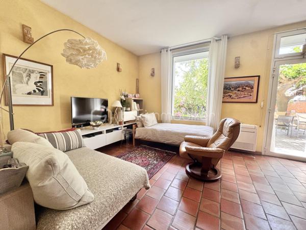 Idéalement située à proximité immédiate avenue Jean moulin et de toutes les commodités, cette agréable maison de ville en trois faces développe environ 138 m² habitables sur une parcelle arborée de 379 m².
Dès l’entrée, vous découvrirez un espace de vie chaleureux et lumineux de 36 m², équipé d’un poêle à bois et d’une climatisation réversible, offrant un accès direct au jardin et à la piscine au sel de 8 x 4 mètres, véritable havre de paix à l’abri des regards.
Le rez-de-chaussée propose également une chambre avec placard et salle d’eau privative, un WC indépendant ainsi qu’un garage attenant de 20 m² avec portail électrique.
À l’étage, la maison dispose de deux chambres supplémentaires, d’une salle de bain, d’un WC indépendant, ainsi que d’une seconde pièce de vie avec balcon et cuisine.
Cette configuration offre de nombreuses possibilités : création de deux appartements indépendants, maison intergénérationnelle ou grande maison familiale.
Les prestations comprennent :
- Double vitrage
- Volets roulants électriques au rez-de-chaussée
- Volets bois à l’étage
- Aspirateur centralisé sur les deux niveaux
- Climatisation réversible
- Poêle à bois
- Garage avec portail motorisé
Une maison fonctionnelle et pleine de potentiel, idéale pour une famille ou un projet d’investissement, dans un secteur apprécié et proche de toutes les facilités.
À visiter sans tarder !