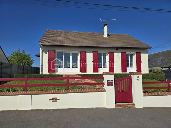 Idéal famille ou premier achat ! Situé sur la commune très recherchée de Saint-Just-en-Chaussée (60130), bénéficiez d'un cadre de vie privilégié avec toutes les commodités à pied (écoles, commerces) et la gare accessible rapidement (idéal pour les trajets quotidiens).

Découvrez ce charmant pavillon de 1976, parfaitement entretenu, édifié sur un sous-sol total et offrant de très beaux volumes évolutifs.

Entrée, cuisine aménagée et équipée, séjour équipé d'un insert.
Couloir distribuant un WC indépendant, une salle de bain et une première chambre confortable.

Grande pièce polyvalente accueillant l'escalier vers l'étage : cet espace peut très facilement être cloisonné selon vos besoins pour créer une chambre supplémentaire de plain-pied ou un bureau.

À l'étage (combles aménagés) :

Grand palier pouvant faire office de bureau, de salle de jeux ou de chambre passante.
Une belle chambre parentale indépendante sous combles.

L'espace sous toute la surface de la maison offre une superbe capacité de stockage et d'aménagement :
Un espace garage pour votre véhicule.
Une buanderie dédiée.
Un coin atelier pour le bricolage et une partie cave.

La maison est implantée sur un superbe terrain entièrement clos, plat et profitant d'une excellente exposition pour un ensoleillement maximal tout au long de la journée.

Le bonus : Une petite piscine couverte (fonctionnelle, prévoir un léger rafraîchissement) pour profiter des beaux jours en famille.

Menuiseries en double vitrage PVC (isolation et confort acoustique optimisés).

Situation géographique idéale : Secteur Saint-Just-en-Chaussée, à proximité des axes menant vers Breteuil, Beauvais, Tillé et Allonne.

Une opportunité rare sur le marché local de par son entretien irréprochable et ses prestations.
Contactez-moi dès maintenant pour planifier votre visite !
Julien Casanova - BSK Immobilier.