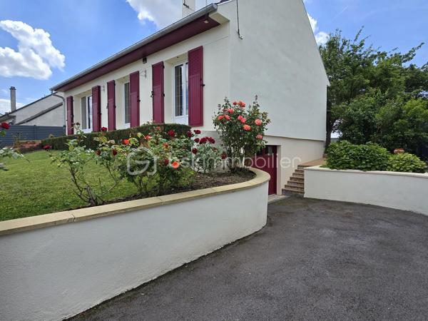 Idéal famille ou premier achat ! Situé sur la commune très recherchée de Saint-Just-en-Chaussée (60130), bénéficiez d'un cadre de vie privilégié avec toutes les commodités à pied (écoles, commerces) et la gare accessible rapidement (idéal pour les trajets quotidiens).

Découvrez ce charmant pavillon de 1976, parfaitement entretenu, édifié sur un sous-sol total et offrant de très beaux volumes évolutifs.

Entrée, cuisine aménagée et équipée, séjour équipé d'un insert.
Couloir distribuant un WC indépendant, une salle de bain et une première chambre confortable.

Grande pièce polyvalente accueillant l'escalier vers l'étage : cet espace peut très facilement être cloisonné selon vos besoins pour créer une chambre supplémentaire de plain-pied ou un bureau.

À l'étage (combles aménagés) :

Grand palier pouvant faire office de bureau, de salle de jeux ou de chambre passante.
Une belle chambre parentale indépendante sous combles.

L'espace sous toute la surface de la maison offre une superbe capacité de stockage et d'aménagement :
Un espace garage pour votre véhicule.
Une buanderie dédiée.
Un coin atelier pour le bricolage et une partie cave.

La maison est implantée sur un superbe terrain entièrement clos, plat et profitant d'une excellente exposition pour un ensoleillement maximal tout au long de la journée.

Le bonus : Une petite piscine couverte (fonctionnelle, prévoir un léger rafraîchissement) pour profiter des beaux jours en famille.

Menuiseries en double vitrage PVC (isolation et confort acoustique optimisés).

Situation géographique idéale : Secteur Saint-Just-en-Chaussée, à proximité des axes menant vers Breteuil, Beauvais, Tillé et Allonne.

Une opportunité rare sur le marché local de par son entretien irréprochable et ses prestations.
Contactez-moi dès maintenant pour planifier votre visite !
Julien Casanova - BSK Immobilier.
