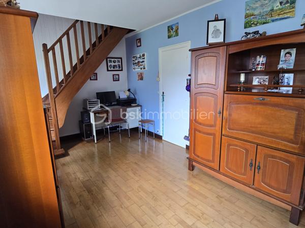 Idéal famille ou premier achat ! Situé sur la commune très recherchée de Saint-Just-en-Chaussée (60130), bénéficiez d'un cadre de vie privilégié avec toutes les commodités à pied (écoles, commerces) et la gare accessible rapidement (idéal pour les trajets quotidiens).

Découvrez ce charmant pavillon de 1976, parfaitement entretenu, édifié sur un sous-sol total et offrant de très beaux volumes évolutifs.

Entrée, cuisine aménagée et équipée, séjour équipé d'un insert.
Couloir distribuant un WC indépendant, une salle de bain et une première chambre confortable.

Grande pièce polyvalente accueillant l'escalier vers l'étage : cet espace peut très facilement être cloisonné selon vos besoins pour créer une chambre supplémentaire de plain-pied ou un bureau.

À l'étage (combles aménagés) :

Grand palier pouvant faire office de bureau, de salle de jeux ou de chambre passante.
Une belle chambre parentale indépendante sous combles.

L'espace sous toute la surface de la maison offre une superbe capacité de stockage et d'aménagement :
Un espace garage pour votre véhicule.
Une buanderie dédiée.
Un coin atelier pour le bricolage et une partie cave.

La maison est implantée sur un superbe terrain entièrement clos, plat et profitant d'une excellente exposition pour un ensoleillement maximal tout au long de la journée.

Le bonus : Une petite piscine couverte (fonctionnelle, prévoir un léger rafraîchissement) pour profiter des beaux jours en famille.

Menuiseries en double vitrage PVC (isolation et confort acoustique optimisés).

Situation géographique idéale : Secteur Saint-Just-en-Chaussée, à proximité des axes menant vers Breteuil, Beauvais, Tillé et Allonne.

Une opportunité rare sur le marché local de par son entretien irréprochable et ses prestations.
Contactez-moi dès maintenant pour planifier votre visite !
Julien Casanova - BSK Immobilier.