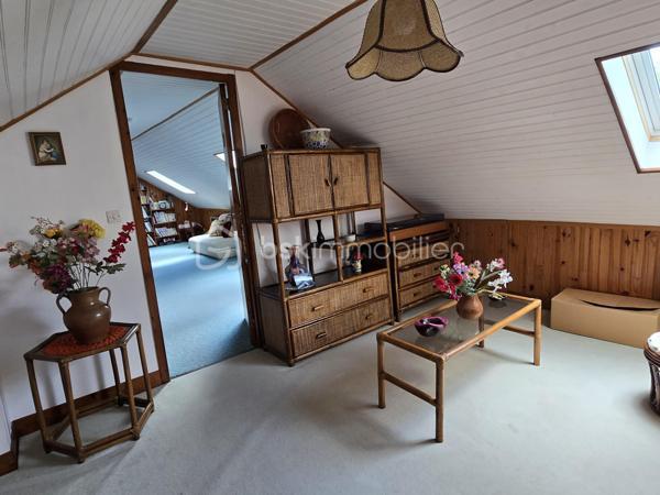 Idéal famille ou premier achat ! Situé sur la commune très recherchée de Saint-Just-en-Chaussée (60130), bénéficiez d'un cadre de vie privilégié avec toutes les commodités à pied (écoles, commerces) et la gare accessible rapidement (idéal pour les trajets quotidiens).

Découvrez ce charmant pavillon de 1976, parfaitement entretenu, édifié sur un sous-sol total et offrant de très beaux volumes évolutifs.

Entrée, cuisine aménagée et équipée, séjour équipé d'un insert.
Couloir distribuant un WC indépendant, une salle de bain et une première chambre confortable.

Grande pièce polyvalente accueillant l'escalier vers l'étage : cet espace peut très facilement être cloisonné selon vos besoins pour créer une chambre supplémentaire de plain-pied ou un bureau.

À l'étage (combles aménagés) :

Grand palier pouvant faire office de bureau, de salle de jeux ou de chambre passante.
Une belle chambre parentale indépendante sous combles.

L'espace sous toute la surface de la maison offre une superbe capacité de stockage et d'aménagement :
Un espace garage pour votre véhicule.
Une buanderie dédiée.
Un coin atelier pour le bricolage et une partie cave.

La maison est implantée sur un superbe terrain entièrement clos, plat et profitant d'une excellente exposition pour un ensoleillement maximal tout au long de la journée.

Le bonus : Une petite piscine couverte (fonctionnelle, prévoir un léger rafraîchissement) pour profiter des beaux jours en famille.

Menuiseries en double vitrage PVC (isolation et confort acoustique optimisés).

Situation géographique idéale : Secteur Saint-Just-en-Chaussée, à proximité des axes menant vers Breteuil, Beauvais, Tillé et Allonne.

Une opportunité rare sur le marché local de par son entretien irréprochable et ses prestations.
Contactez-moi dès maintenant pour planifier votre visite !
Julien Casanova - BSK Immobilier.