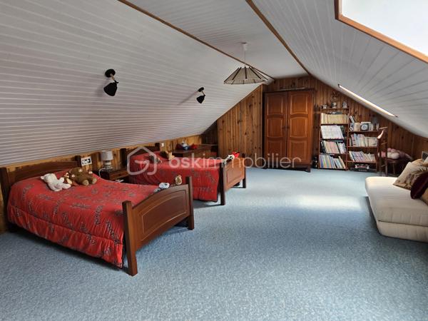 Idéal famille ou premier achat ! Situé sur la commune très recherchée de Saint-Just-en-Chaussée (60130), bénéficiez d'un cadre de vie privilégié avec toutes les commodités à pied (écoles, commerces) et la gare accessible rapidement (idéal pour les trajets quotidiens).

Découvrez ce charmant pavillon de 1976, parfaitement entretenu, édifié sur un sous-sol total et offrant de très beaux volumes évolutifs.

Entrée, cuisine aménagée et équipée, séjour équipé d'un insert.
Couloir distribuant un WC indépendant, une salle de bain et une première chambre confortable.

Grande pièce polyvalente accueillant l'escalier vers l'étage : cet espace peut très facilement être cloisonné selon vos besoins pour créer une chambre supplémentaire de plain-pied ou un bureau.

À l'étage (combles aménagés) :

Grand palier pouvant faire office de bureau, de salle de jeux ou de chambre passante.
Une belle chambre parentale indépendante sous combles.

L'espace sous toute la surface de la maison offre une superbe capacité de stockage et d'aménagement :
Un espace garage pour votre véhicule.
Une buanderie dédiée.
Un coin atelier pour le bricolage et une partie cave.

La maison est implantée sur un superbe terrain entièrement clos, plat et profitant d'une excellente exposition pour un ensoleillement maximal tout au long de la journée.

Le bonus : Une petite piscine couverte (fonctionnelle, prévoir un léger rafraîchissement) pour profiter des beaux jours en famille.

Menuiseries en double vitrage PVC (isolation et confort acoustique optimisés).

Situation géographique idéale : Secteur Saint-Just-en-Chaussée, à proximité des axes menant vers Breteuil, Beauvais, Tillé et Allonne.

Une opportunité rare sur le marché local de par son entretien irréprochable et ses prestations.
Contactez-moi dès maintenant pour planifier votre visite !
Julien Casanova - BSK Immobilier.