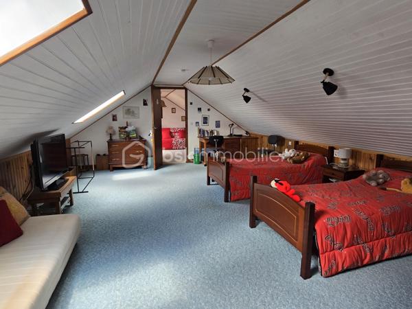 Idéal famille ou premier achat ! Situé sur la commune très recherchée de Saint-Just-en-Chaussée (60130), bénéficiez d'un cadre de vie privilégié avec toutes les commodités à pied (écoles, commerces) et la gare accessible rapidement (idéal pour les trajets quotidiens).

Découvrez ce charmant pavillon de 1976, parfaitement entretenu, édifié sur un sous-sol total et offrant de très beaux volumes évolutifs.

Entrée, cuisine aménagée et équipée, séjour équipé d'un insert.
Couloir distribuant un WC indépendant, une salle de bain et une première chambre confortable.

Grande pièce polyvalente accueillant l'escalier vers l'étage : cet espace peut très facilement être cloisonné selon vos besoins pour créer une chambre supplémentaire de plain-pied ou un bureau.

À l'étage (combles aménagés) :

Grand palier pouvant faire office de bureau, de salle de jeux ou de chambre passante.
Une belle chambre parentale indépendante sous combles.

L'espace sous toute la surface de la maison offre une superbe capacité de stockage et d'aménagement :
Un espace garage pour votre véhicule.
Une buanderie dédiée.
Un coin atelier pour le bricolage et une partie cave.

La maison est implantée sur un superbe terrain entièrement clos, plat et profitant d'une excellente exposition pour un ensoleillement maximal tout au long de la journée.

Le bonus : Une petite piscine couverte (fonctionnelle, prévoir un léger rafraîchissement) pour profiter des beaux jours en famille.

Menuiseries en double vitrage PVC (isolation et confort acoustique optimisés).

Situation géographique idéale : Secteur Saint-Just-en-Chaussée, à proximité des axes menant vers Breteuil, Beauvais, Tillé et Allonne.

Une opportunité rare sur le marché local de par son entretien irréprochable et ses prestations.
Contactez-moi dès maintenant pour planifier votre visite !
Julien Casanova - BSK Immobilier.