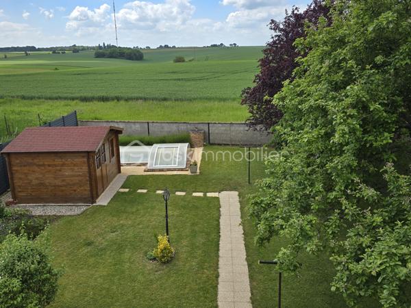 Idéal famille ou premier achat ! Situé sur la commune très recherchée de Saint-Just-en-Chaussée (60130), bénéficiez d'un cadre de vie privilégié avec toutes les commodités à pied (écoles, commerces) et la gare accessible rapidement (idéal pour les trajets quotidiens).

Découvrez ce charmant pavillon de 1976, parfaitement entretenu, édifié sur un sous-sol total et offrant de très beaux volumes évolutifs.

Entrée, cuisine aménagée et équipée, séjour équipé d'un insert.
Couloir distribuant un WC indépendant, une salle de bain et une première chambre confortable.

Grande pièce polyvalente accueillant l'escalier vers l'étage : cet espace peut très facilement être cloisonné selon vos besoins pour créer une chambre supplémentaire de plain-pied ou un bureau.

À l'étage (combles aménagés) :

Grand palier pouvant faire office de bureau, de salle de jeux ou de chambre passante.
Une belle chambre parentale indépendante sous combles.

L'espace sous toute la surface de la maison offre une superbe capacité de stockage et d'aménagement :
Un espace garage pour votre véhicule.
Une buanderie dédiée.
Un coin atelier pour le bricolage et une partie cave.

La maison est implantée sur un superbe terrain entièrement clos, plat et profitant d'une excellente exposition pour un ensoleillement maximal tout au long de la journée.

Le bonus : Une petite piscine couverte (fonctionnelle, prévoir un léger rafraîchissement) pour profiter des beaux jours en famille.

Menuiseries en double vitrage PVC (isolation et confort acoustique optimisés).

Situation géographique idéale : Secteur Saint-Just-en-Chaussée, à proximité des axes menant vers Breteuil, Beauvais, Tillé et Allonne.

Une opportunité rare sur le marché local de par son entretien irréprochable et ses prestations.
Contactez-moi dès maintenant pour planifier votre visite !
Julien Casanova - BSK Immobilier.