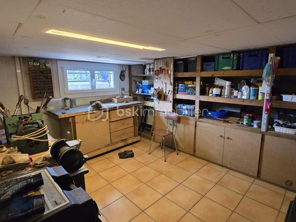Idéal famille ou premier achat ! Situé sur la commune très recherchée de Saint-Just-en-Chaussée (60130), bénéficiez d'un cadre de vie privilégié avec toutes les commodités à pied (écoles, commerces) et la gare accessible rapidement (idéal pour les trajets quotidiens).

Découvrez ce charmant pavillon de 1976, parfaitement entretenu, édifié sur un sous-sol total et offrant de très beaux volumes évolutifs.

Entrée, cuisine aménagée et équipée, séjour équipé d'un insert.
Couloir distribuant un WC indépendant, une salle de bain et une première chambre confortable.

Grande pièce polyvalente accueillant l'escalier vers l'étage : cet espace peut très facilement être cloisonné selon vos besoins pour créer une chambre supplémentaire de plain-pied ou un bureau.

À l'étage (combles aménagés) :

Grand palier pouvant faire office de bureau, de salle de jeux ou de chambre passante.
Une belle chambre parentale indépendante sous combles.

L'espace sous toute la surface de la maison offre une superbe capacité de stockage et d'aménagement :
Un espace garage pour votre véhicule.
Une buanderie dédiée.
Un coin atelier pour le bricolage et une partie cave.

La maison est implantée sur un superbe terrain entièrement clos, plat et profitant d'une excellente exposition pour un ensoleillement maximal tout au long de la journée.

Le bonus : Une petite piscine couverte (fonctionnelle, prévoir un léger rafraîchissement) pour profiter des beaux jours en famille.

Menuiseries en double vitrage PVC (isolation et confort acoustique optimisés).

Situation géographique idéale : Secteur Saint-Just-en-Chaussée, à proximité des axes menant vers Breteuil, Beauvais, Tillé et Allonne.

Une opportunité rare sur le marché local de par son entretien irréprochable et ses prestations.
Contactez-moi dès maintenant pour planifier votre visite !
Julien Casanova - BSK Immobilier.