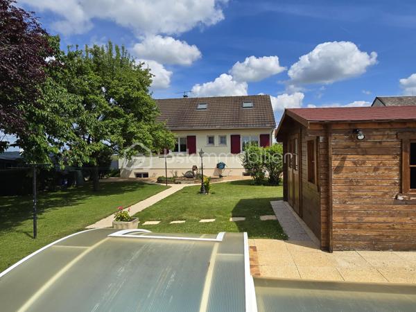 Idéal famille ou premier achat ! Situé sur la commune très recherchée de Saint-Just-en-Chaussée (60130), bénéficiez d'un cadre de vie privilégié avec toutes les commodités à pied (écoles, commerces) et la gare accessible rapidement (idéal pour les trajets quotidiens).

Découvrez ce charmant pavillon de 1976, parfaitement entretenu, édifié sur un sous-sol total et offrant de très beaux volumes évolutifs.

Entrée, cuisine aménagée et équipée, séjour équipé d'un insert.
Couloir distribuant un WC indépendant, une salle de bain et une première chambre confortable.

Grande pièce polyvalente accueillant l'escalier vers l'étage : cet espace peut très facilement être cloisonné selon vos besoins pour créer une chambre supplémentaire de plain-pied ou un bureau.

À l'étage (combles aménagés) :

Grand palier pouvant faire office de bureau, de salle de jeux ou de chambre passante.
Une belle chambre parentale indépendante sous combles.

L'espace sous toute la surface de la maison offre une superbe capacité de stockage et d'aménagement :
Un espace garage pour votre véhicule.
Une buanderie dédiée.
Un coin atelier pour le bricolage et une partie cave.

La maison est implantée sur un superbe terrain entièrement clos, plat et profitant d'une excellente exposition pour un ensoleillement maximal tout au long de la journée.

Le bonus : Une petite piscine couverte (fonctionnelle, prévoir un léger rafraîchissement) pour profiter des beaux jours en famille.

Menuiseries en double vitrage PVC (isolation et confort acoustique optimisés).

Situation géographique idéale : Secteur Saint-Just-en-Chaussée, à proximité des axes menant vers Breteuil, Beauvais, Tillé et Allonne.

Une opportunité rare sur le marché local de par son entretien irréprochable et ses prestations.
Contactez-moi dès maintenant pour planifier votre visite !
Julien Casanova - BSK Immobilier.