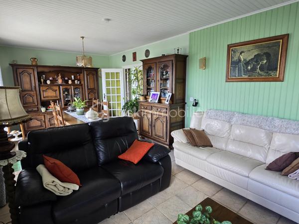 Idéal famille ou premier achat ! Situé sur la commune très recherchée de Saint-Just-en-Chaussée (60130), bénéficiez d'un cadre de vie privilégié avec toutes les commodités à pied (écoles, commerces) et la gare accessible rapidement (idéal pour les trajets quotidiens).

Découvrez ce charmant pavillon de 1976, parfaitement entretenu, édifié sur un sous-sol total et offrant de très beaux volumes évolutifs.

Entrée, cuisine aménagée et équipée, séjour équipé d'un insert.
Couloir distribuant un WC indépendant, une salle de bain et une première chambre confortable.

Grande pièce polyvalente accueillant l'escalier vers l'étage : cet espace peut très facilement être cloisonné selon vos besoins pour créer une chambre supplémentaire de plain-pied ou un bureau.

À l'étage (combles aménagés) :

Grand palier pouvant faire office de bureau, de salle de jeux ou de chambre passante.
Une belle chambre parentale indépendante sous combles.

L'espace sous toute la surface de la maison offre une superbe capacité de stockage et d'aménagement :
Un espace garage pour votre véhicule.
Une buanderie dédiée.
Un coin atelier pour le bricolage et une partie cave.

La maison est implantée sur un superbe terrain entièrement clos, plat et profitant d'une excellente exposition pour un ensoleillement maximal tout au long de la journée.

Le bonus : Une petite piscine couverte (fonctionnelle, prévoir un léger rafraîchissement) pour profiter des beaux jours en famille.

Menuiseries en double vitrage PVC (isolation et confort acoustique optimisés).

Situation géographique idéale : Secteur Saint-Just-en-Chaussée, à proximité des axes menant vers Breteuil, Beauvais, Tillé et Allonne.

Une opportunité rare sur le marché local de par son entretien irréprochable et ses prestations.
Contactez-moi dès maintenant pour planifier votre visite !
Julien Casanova - BSK Immobilier.