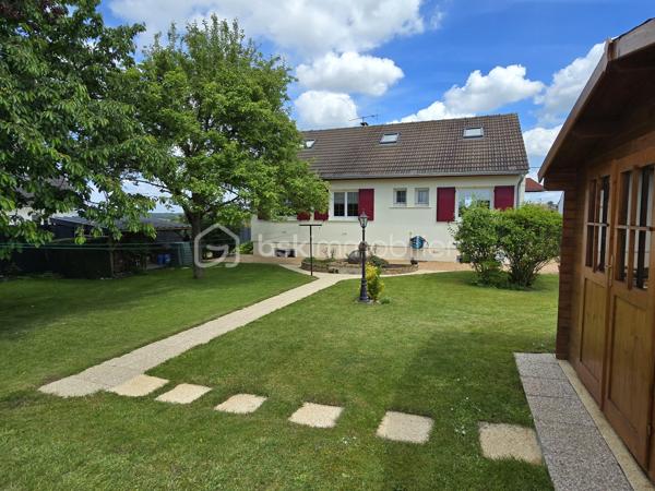 Idéal famille ou premier achat ! Situé sur la commune très recherchée de Saint-Just-en-Chaussée (60130), bénéficiez d'un cadre de vie privilégié avec toutes les commodités à pied (écoles, commerces) et la gare accessible rapidement (idéal pour les trajets quotidiens).

Découvrez ce charmant pavillon de 1976, parfaitement entretenu, édifié sur un sous-sol total et offrant de très beaux volumes évolutifs.

Entrée, cuisine aménagée et équipée, séjour équipé d'un insert.
Couloir distribuant un WC indépendant, une salle de bain et une première chambre confortable.

Grande pièce polyvalente accueillant l'escalier vers l'étage : cet espace peut très facilement être cloisonné selon vos besoins pour créer une chambre supplémentaire de plain-pied ou un bureau.

À l'étage (combles aménagés) :

Grand palier pouvant faire office de bureau, de salle de jeux ou de chambre passante.
Une belle chambre parentale indépendante sous combles.

L'espace sous toute la surface de la maison offre une superbe capacité de stockage et d'aménagement :
Un espace garage pour votre véhicule.
Une buanderie dédiée.
Un coin atelier pour le bricolage et une partie cave.

La maison est implantée sur un superbe terrain entièrement clos, plat et profitant d'une excellente exposition pour un ensoleillement maximal tout au long de la journée.

Le bonus : Une petite piscine couverte (fonctionnelle, prévoir un léger rafraîchissement) pour profiter des beaux jours en famille.

Menuiseries en double vitrage PVC (isolation et confort acoustique optimisés).

Situation géographique idéale : Secteur Saint-Just-en-Chaussée, à proximité des axes menant vers Breteuil, Beauvais, Tillé et Allonne.

Une opportunité rare sur le marché local de par son entretien irréprochable et ses prestations.
Contactez-moi dès maintenant pour planifier votre visite !
Julien Casanova - BSK Immobilier.
