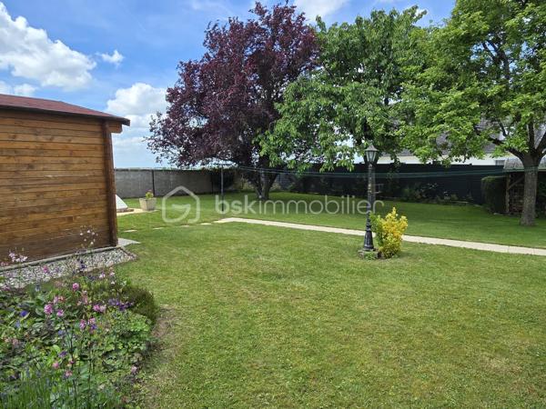 Idéal famille ou premier achat ! Situé sur la commune très recherchée de Saint-Just-en-Chaussée (60130), bénéficiez d'un cadre de vie privilégié avec toutes les commodités à pied (écoles, commerces) et la gare accessible rapidement (idéal pour les trajets quotidiens).

Découvrez ce charmant pavillon de 1976, parfaitement entretenu, édifié sur un sous-sol total et offrant de très beaux volumes évolutifs.

Entrée, cuisine aménagée et équipée, séjour équipé d'un insert.
Couloir distribuant un WC indépendant, une salle de bain et une première chambre confortable.

Grande pièce polyvalente accueillant l'escalier vers l'étage : cet espace peut très facilement être cloisonné selon vos besoins pour créer une chambre supplémentaire de plain-pied ou un bureau.

À l'étage (combles aménagés) :

Grand palier pouvant faire office de bureau, de salle de jeux ou de chambre passante.
Une belle chambre parentale indépendante sous combles.

L'espace sous toute la surface de la maison offre une superbe capacité de stockage et d'aménagement :
Un espace garage pour votre véhicule.
Une buanderie dédiée.
Un coin atelier pour le bricolage et une partie cave.

La maison est implantée sur un superbe terrain entièrement clos, plat et profitant d'une excellente exposition pour un ensoleillement maximal tout au long de la journée.

Le bonus : Une petite piscine couverte (fonctionnelle, prévoir un léger rafraîchissement) pour profiter des beaux jours en famille.

Menuiseries en double vitrage PVC (isolation et confort acoustique optimisés).

Situation géographique idéale : Secteur Saint-Just-en-Chaussée, à proximité des axes menant vers Breteuil, Beauvais, Tillé et Allonne.

Une opportunité rare sur le marché local de par son entretien irréprochable et ses prestations.
Contactez-moi dès maintenant pour planifier votre visite !
Julien Casanova - BSK Immobilier.