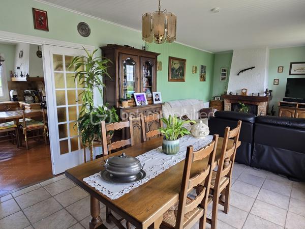 Idéal famille ou premier achat ! Situé sur la commune très recherchée de Saint-Just-en-Chaussée (60130), bénéficiez d'un cadre de vie privilégié avec toutes les commodités à pied (écoles, commerces) et la gare accessible rapidement (idéal pour les trajets quotidiens).

Découvrez ce charmant pavillon de 1976, parfaitement entretenu, édifié sur un sous-sol total et offrant de très beaux volumes évolutifs.

Entrée, cuisine aménagée et équipée, séjour équipé d'un insert.
Couloir distribuant un WC indépendant, une salle de bain et une première chambre confortable.

Grande pièce polyvalente accueillant l'escalier vers l'étage : cet espace peut très facilement être cloisonné selon vos besoins pour créer une chambre supplémentaire de plain-pied ou un bureau.

À l'étage (combles aménagés) :

Grand palier pouvant faire office de bureau, de salle de jeux ou de chambre passante.
Une belle chambre parentale indépendante sous combles.

L'espace sous toute la surface de la maison offre une superbe capacité de stockage et d'aménagement :
Un espace garage pour votre véhicule.
Une buanderie dédiée.
Un coin atelier pour le bricolage et une partie cave.

La maison est implantée sur un superbe terrain entièrement clos, plat et profitant d'une excellente exposition pour un ensoleillement maximal tout au long de la journée.

Le bonus : Une petite piscine couverte (fonctionnelle, prévoir un léger rafraîchissement) pour profiter des beaux jours en famille.

Menuiseries en double vitrage PVC (isolation et confort acoustique optimisés).

Situation géographique idéale : Secteur Saint-Just-en-Chaussée, à proximité des axes menant vers Breteuil, Beauvais, Tillé et Allonne.

Une opportunité rare sur le marché local de par son entretien irréprochable et ses prestations.
Contactez-moi dès maintenant pour planifier votre visite !
Julien Casanova - BSK Immobilier.