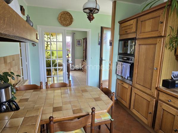 Idéal famille ou premier achat ! Situé sur la commune très recherchée de Saint-Just-en-Chaussée (60130), bénéficiez d'un cadre de vie privilégié avec toutes les commodités à pied (écoles, commerces) et la gare accessible rapidement (idéal pour les trajets quotidiens).

Découvrez ce charmant pavillon de 1976, parfaitement entretenu, édifié sur un sous-sol total et offrant de très beaux volumes évolutifs.

Entrée, cuisine aménagée et équipée, séjour équipé d'un insert.
Couloir distribuant un WC indépendant, une salle de bain et une première chambre confortable.

Grande pièce polyvalente accueillant l'escalier vers l'étage : cet espace peut très facilement être cloisonné selon vos besoins pour créer une chambre supplémentaire de plain-pied ou un bureau.

À l'étage (combles aménagés) :

Grand palier pouvant faire office de bureau, de salle de jeux ou de chambre passante.
Une belle chambre parentale indépendante sous combles.

L'espace sous toute la surface de la maison offre une superbe capacité de stockage et d'aménagement :
Un espace garage pour votre véhicule.
Une buanderie dédiée.
Un coin atelier pour le bricolage et une partie cave.

La maison est implantée sur un superbe terrain entièrement clos, plat et profitant d'une excellente exposition pour un ensoleillement maximal tout au long de la journée.

Le bonus : Une petite piscine couverte (fonctionnelle, prévoir un léger rafraîchissement) pour profiter des beaux jours en famille.

Menuiseries en double vitrage PVC (isolation et confort acoustique optimisés).

Situation géographique idéale : Secteur Saint-Just-en-Chaussée, à proximité des axes menant vers Breteuil, Beauvais, Tillé et Allonne.

Une opportunité rare sur le marché local de par son entretien irréprochable et ses prestations.
Contactez-moi dès maintenant pour planifier votre visite !
Julien Casanova - BSK Immobilier.