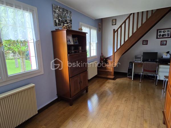 Idéal famille ou premier achat ! Situé sur la commune très recherchée de Saint-Just-en-Chaussée (60130), bénéficiez d'un cadre de vie privilégié avec toutes les commodités à pied (écoles, commerces) et la gare accessible rapidement (idéal pour les trajets quotidiens).

Découvrez ce charmant pavillon de 1976, parfaitement entretenu, édifié sur un sous-sol total et offrant de très beaux volumes évolutifs.

Entrée, cuisine aménagée et équipée, séjour équipé d'un insert.
Couloir distribuant un WC indépendant, une salle de bain et une première chambre confortable.

Grande pièce polyvalente accueillant l'escalier vers l'étage : cet espace peut très facilement être cloisonné selon vos besoins pour créer une chambre supplémentaire de plain-pied ou un bureau.

À l'étage (combles aménagés) :

Grand palier pouvant faire office de bureau, de salle de jeux ou de chambre passante.
Une belle chambre parentale indépendante sous combles.

L'espace sous toute la surface de la maison offre une superbe capacité de stockage et d'aménagement :
Un espace garage pour votre véhicule.
Une buanderie dédiée.
Un coin atelier pour le bricolage et une partie cave.

La maison est implantée sur un superbe terrain entièrement clos, plat et profitant d'une excellente exposition pour un ensoleillement maximal tout au long de la journée.

Le bonus : Une petite piscine couverte (fonctionnelle, prévoir un léger rafraîchissement) pour profiter des beaux jours en famille.

Menuiseries en double vitrage PVC (isolation et confort acoustique optimisés).

Situation géographique idéale : Secteur Saint-Just-en-Chaussée, à proximité des axes menant vers Breteuil, Beauvais, Tillé et Allonne.

Une opportunité rare sur le marché local de par son entretien irréprochable et ses prestations.
Contactez-moi dès maintenant pour planifier votre visite !
Julien Casanova - BSK Immobilier.