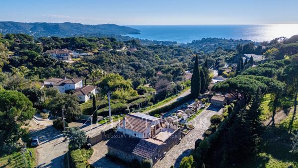 Villa vue mer à fort potentiel d’aménagement – Gigaro