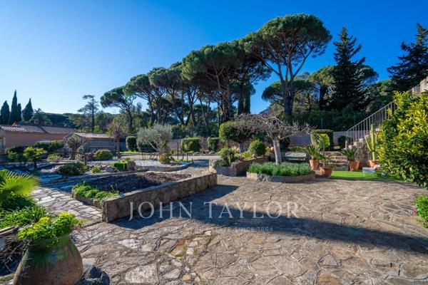 Villa vue mer à fort potentiel d’aménagement – Gigaro