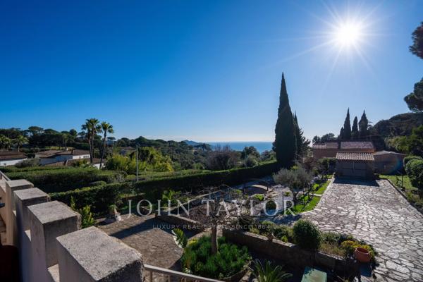 Villa vue mer à fort potentiel d’aménagement – Gigaro
