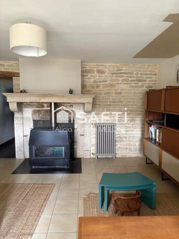 Maison de caractère avec dépendances et fort potentiel, au calme à Millières.