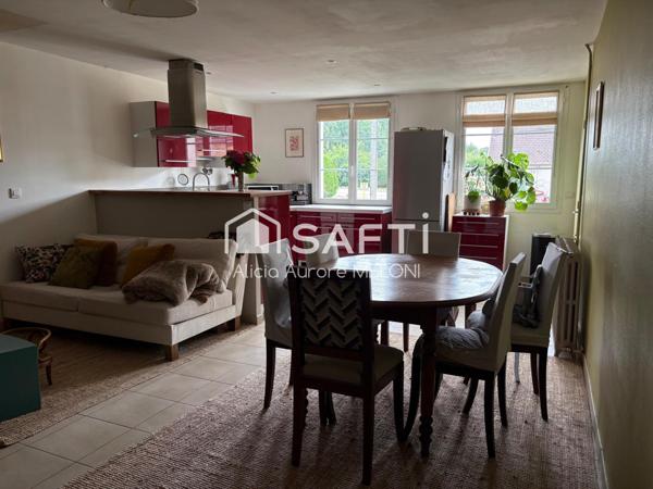 Maison de caractère avec dépendances et fort potentiel, au calme à Millières.