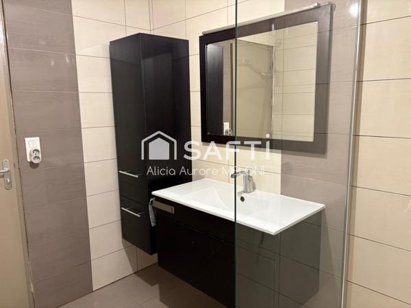 Maison de caractère avec dépendances et fort potentiel, au calme à Millières.