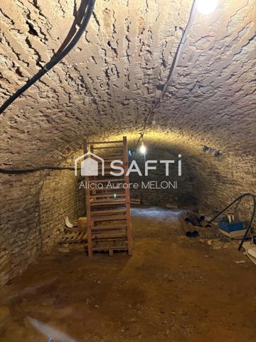 Maison de caractère avec dépendances et fort potentiel, au calme à Millières.