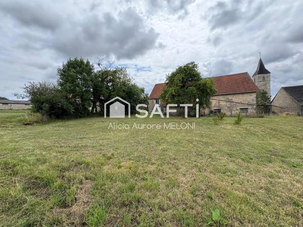 Maison de caractère avec dépendances et fort potentiel, au calme à Millières.