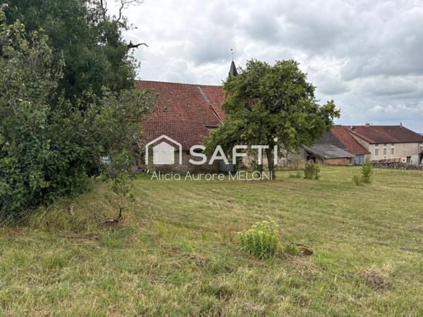 Maison de caractère avec dépendances et fort potentiel, au calme à Millières.