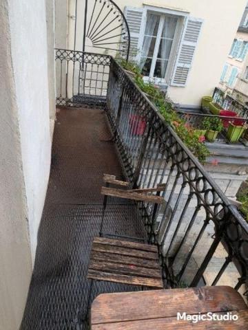SALINS-LES-BAINS CENTRE-VILLE : APPARTEMENT 2 CHAMBRES RÉNOVÉ DE 83 m² AVEC GRAND BALCON