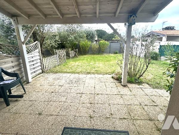 A 400 m de la plage jolie maison en 2 parties indépendantes avec terrasse et jardin d'agrément clos.