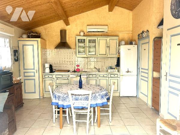 A 400 m de la plage jolie maison en 2 parties indépendantes avec terrasse et jardin d'agrément clos.