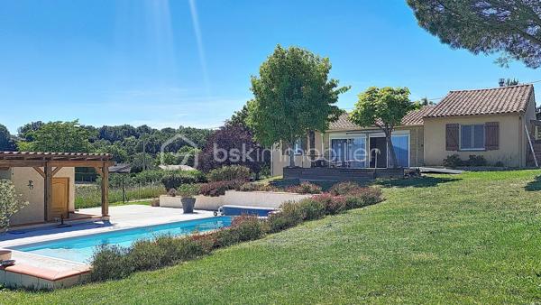 Nouveau chez BSK Immobilier
Superbe villa familiale de 138m² - Terrain arboré de 2500m² - Piscine récente
Située sur la commune de Sémalens, cette superbe maison construite en 1997 est nichée dans un environnement paisible de campagne. Conçue sur un demi sous-sol, elle bénéficie de beaux volumes et d'une distribution idéale pour une vie de famille.
Coté jour : les espaces sont ouverts et communiquent avec l'extérieur.
Coté nuit : 5 chambres confortables permettent d' accueillir toute la famille ou d'aménager bureau et salle de jeux.
Le point fort de ce bien reste sans conteste son environnement extérieur !
Un magnifique terrain de 2500m², entièrement clos pour votre tranquillité et équipé d'un portail motorisé.
La vue est superbement dégagée à 180° sur la campagne environnante.
La piscine moderne ( construite en 2020 ) avec pool-house est idéalement positionnée.
Proximité du futur axe autoroutier sans nuisance et proche de toutes les commodités.
Plus d'informations et visites par téléphone.