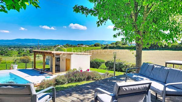Nouveau chez BSK Immobilier
Superbe villa familiale de 138m² - Terrain arboré de 2500m² - Piscine récente
Située sur la commune de Sémalens, cette superbe maison construite en 1997 est nichée dans un environnement paisible de campagne. Conçue sur un demi sous-sol, elle bénéficie de beaux volumes et d'une distribution idéale pour une vie de famille.
Coté jour : les espaces sont ouverts et communiquent avec l'extérieur.
Coté nuit : 5 chambres confortables permettent d' accueillir toute la famille ou d'aménager bureau et salle de jeux.
Le point fort de ce bien reste sans conteste son environnement extérieur !
Un magnifique terrain de 2500m², entièrement clos pour votre tranquillité et équipé d'un portail motorisé.
La vue est superbement dégagée à 180° sur la campagne environnante.
La piscine moderne ( construite en 2020 ) avec pool-house est idéalement positionnée.
Proximité du futur axe autoroutier sans nuisance et proche de toutes les commodités.
Plus d'informations et visites par téléphone.
