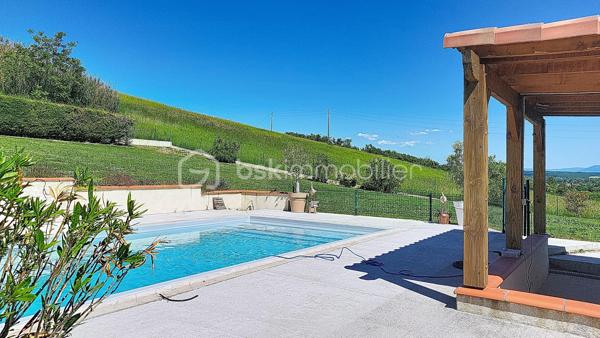 Nouveau chez BSK Immobilier
Superbe villa familiale de 138m² - Terrain arboré de 2500m² - Piscine récente
Située sur la commune de Sémalens, cette superbe maison construite en 1997 est nichée dans un environnement paisible de campagne. Conçue sur un demi sous-sol, elle bénéficie de beaux volumes et d'une distribution idéale pour une vie de famille.
Coté jour : les espaces sont ouverts et communiquent avec l'extérieur.
Coté nuit : 5 chambres confortables permettent d' accueillir toute la famille ou d'aménager bureau et salle de jeux.
Le point fort de ce bien reste sans conteste son environnement extérieur !
Un magnifique terrain de 2500m², entièrement clos pour votre tranquillité et équipé d'un portail motorisé.
La vue est superbement dégagée à 180° sur la campagne environnante.
La piscine moderne ( construite en 2020 ) avec pool-house est idéalement positionnée.
Proximité du futur axe autoroutier sans nuisance et proche de toutes les commodités.
Plus d'informations et visites par téléphone.