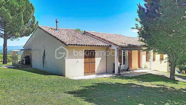 Nouveau chez BSK Immobilier
Superbe villa familiale de 138m² - Terrain arboré de 2500m² - Piscine récente
Située sur la commune de Sémalens, cette superbe maison construite en 1997 est nichée dans un environnement paisible de campagne. Conçue sur un demi sous-sol, elle bénéficie de beaux volumes et d'une distribution idéale pour une vie de famille.
Coté jour : les espaces sont ouverts et communiquent avec l'extérieur.
Coté nuit : 5 chambres confortables permettent d' accueillir toute la famille ou d'aménager bureau et salle de jeux.
Le point fort de ce bien reste sans conteste son environnement extérieur !
Un magnifique terrain de 2500m², entièrement clos pour votre tranquillité et équipé d'un portail motorisé.
La vue est superbement dégagée à 180° sur la campagne environnante.
La piscine moderne ( construite en 2020 ) avec pool-house est idéalement positionnée.
Proximité du futur axe autoroutier sans nuisance et proche de toutes les commodités.
Plus d'informations et visites par téléphone.