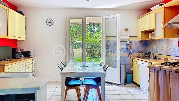 Nouveau chez BSK Immobilier
Superbe villa familiale de 138m² - Terrain arboré de 2500m² - Piscine récente
Située sur la commune de Sémalens, cette superbe maison construite en 1997 est nichée dans un environnement paisible de campagne. Conçue sur un demi sous-sol, elle bénéficie de beaux volumes et d'une distribution idéale pour une vie de famille.
Coté jour : les espaces sont ouverts et communiquent avec l'extérieur.
Coté nuit : 5 chambres confortables permettent d' accueillir toute la famille ou d'aménager bureau et salle de jeux.
Le point fort de ce bien reste sans conteste son environnement extérieur !
Un magnifique terrain de 2500m², entièrement clos pour votre tranquillité et équipé d'un portail motorisé.
La vue est superbement dégagée à 180° sur la campagne environnante.
La piscine moderne ( construite en 2020 ) avec pool-house est idéalement positionnée.
Proximité du futur axe autoroutier sans nuisance et proche de toutes les commodités.
Plus d'informations et visites par téléphone.