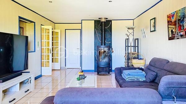 Nouveau chez BSK Immobilier
Superbe villa familiale de 138m² - Terrain arboré de 2500m² - Piscine récente
Située sur la commune de Sémalens, cette superbe maison construite en 1997 est nichée dans un environnement paisible de campagne. Conçue sur un demi sous-sol, elle bénéficie de beaux volumes et d'une distribution idéale pour une vie de famille.
Coté jour : les espaces sont ouverts et communiquent avec l'extérieur.
Coté nuit : 5 chambres confortables permettent d' accueillir toute la famille ou d'aménager bureau et salle de jeux.
Le point fort de ce bien reste sans conteste son environnement extérieur !
Un magnifique terrain de 2500m², entièrement clos pour votre tranquillité et équipé d'un portail motorisé.
La vue est superbement dégagée à 180° sur la campagne environnante.
La piscine moderne ( construite en 2020 ) avec pool-house est idéalement positionnée.
Proximité du futur axe autoroutier sans nuisance et proche de toutes les commodités.
Plus d'informations et visites par téléphone.