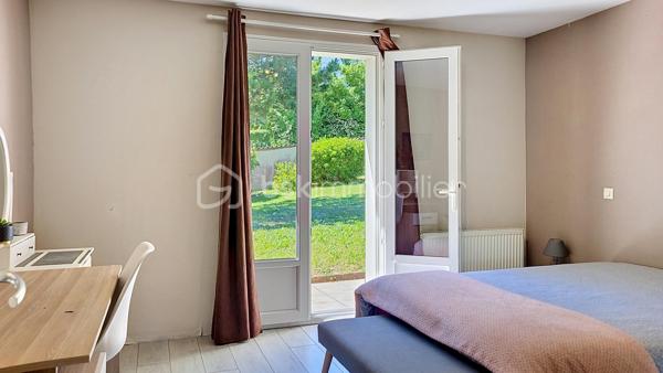 Nouveau chez BSK Immobilier
Superbe villa familiale de 138m² - Terrain arboré de 2500m² - Piscine récente
Située sur la commune de Sémalens, cette superbe maison construite en 1997 est nichée dans un environnement paisible de campagne. Conçue sur un demi sous-sol, elle bénéficie de beaux volumes et d'une distribution idéale pour une vie de famille.
Coté jour : les espaces sont ouverts et communiquent avec l'extérieur.
Coté nuit : 5 chambres confortables permettent d' accueillir toute la famille ou d'aménager bureau et salle de jeux.
Le point fort de ce bien reste sans conteste son environnement extérieur !
Un magnifique terrain de 2500m², entièrement clos pour votre tranquillité et équipé d'un portail motorisé.
La vue est superbement dégagée à 180° sur la campagne environnante.
La piscine moderne ( construite en 2020 ) avec pool-house est idéalement positionnée.
Proximité du futur axe autoroutier sans nuisance et proche de toutes les commodités.
Plus d'informations et visites par téléphone.