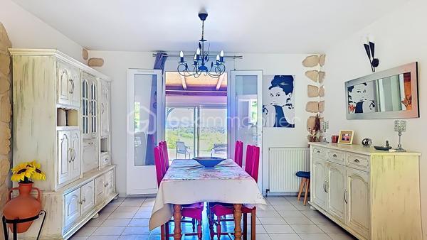 Nouveau chez BSK Immobilier
Superbe villa familiale de 138m² - Terrain arboré de 2500m² - Piscine récente
Située sur la commune de Sémalens, cette superbe maison construite en 1997 est nichée dans un environnement paisible de campagne. Conçue sur un demi sous-sol, elle bénéficie de beaux volumes et d'une distribution idéale pour une vie de famille.
Coté jour : les espaces sont ouverts et communiquent avec l'extérieur.
Coté nuit : 5 chambres confortables permettent d' accueillir toute la famille ou d'aménager bureau et salle de jeux.
Le point fort de ce bien reste sans conteste son environnement extérieur !
Un magnifique terrain de 2500m², entièrement clos pour votre tranquillité et équipé d'un portail motorisé.
La vue est superbement dégagée à 180° sur la campagne environnante.
La piscine moderne ( construite en 2020 ) avec pool-house est idéalement positionnée.
Proximité du futur axe autoroutier sans nuisance et proche de toutes les commodités.
Plus d'informations et visites par téléphone.