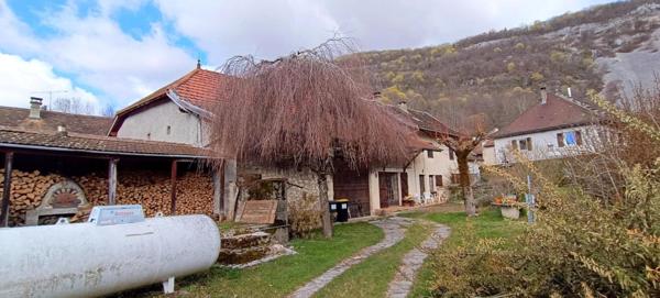 Maison de campagne avec dépendances ? Marchamp (01680)