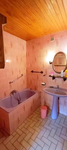 Maison de campagne avec dépendances ? Marchamp (01680)