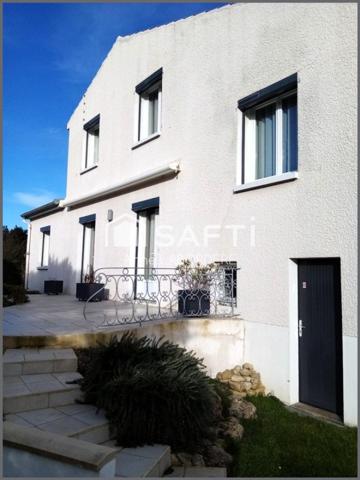 Elégante maison familiale aux volumes généreux.