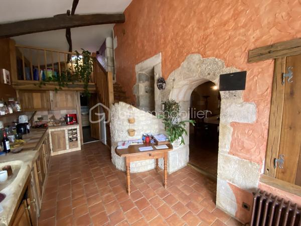 Magnifique propriété de charme au cœur de la nature – Proche rivière Charente 

Amoureux de calme, d’espace et d’authenticité, cette propriété unique et atypique saura vous séduire par son environnement privilégié et ses prestations de qualité.

Située à quelques minutes à pied de la rivière Charente, dans un cadre naturel exceptionnel, cette propriété s’étend sur environ 8 700 m² de terrain, sans vis-à-vis, offrant une véritable parenthèse de sérénité.

° Maison principale – 136 m² (rénovée avec goût)

Maison d’habitation atypique, rénovée avec des matériaux de qualité, alliant charme et confort :

Cuisine aménagée et équipée de 13 m², avec gazinière Godin

Salon chaleureux de 37 m² avec poêle à bois

Salle à manger de 20 m²

Salle d’eau

WC indépendant

À l’étage :

Palier mezzanine

Trois chambres de 10 m², 14 m² et 26 m²

WC supplémentaire

° Gîte ou seconde maison – 112 m²

Idéal pour un projet de location touristique, maison d’amis ou activité indépendante :

Pièce de vie de 36 m²

Cuisine de 15 m²

Salle d’eau avec WC

À l’étage :

Chambre de 20 m²

Grande pièce de 40 m² à aménager selon vos envies (chambres supplémentaires, salle de loisirs, bureau…)

° Dépendances

Grange attenante d’environ 80 m²

Écurie pouvant accueillir deux chevaux, avec deux boxes démontables

° Extérieurs & prestations

Un extérieur soigné et parfaitement exposé, au cœur de la nature :

Jardin calme et verdoyant

Trois terrasses pour profiter du soleil à toute heure

Piscine avec pool house

Douche italienne extérieure et WC

Cuisine d’été idéale pour vos repas en plein air

📍 Situation géographique

Idéalement située à mi-chemin entre Ruffec (16) et Civray (86), à seulement 8 minutes des commodités, cette propriété allie parfaitement tranquillité et accessibilité.

° Une propriété rare, originale et pleine de charme, idéale pour une résidence principale, secondaire ou un projet touristique.

📞 À découvrir sans tarder !