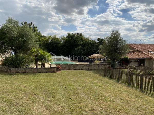 Magnifique propriété de charme au cœur de la nature – Proche rivière Charente 

Amoureux de calme, d’espace et d’authenticité, cette propriété unique et atypique saura vous séduire par son environnement privilégié et ses prestations de qualité.

Située à quelques minutes à pied de la rivière Charente, dans un cadre naturel exceptionnel, cette propriété s’étend sur environ 8 700 m² de terrain, sans vis-à-vis, offrant une véritable parenthèse de sérénité.

° Maison principale – 136 m² (rénovée avec goût)

Maison d’habitation atypique, rénovée avec des matériaux de qualité, alliant charme et confort :

Cuisine aménagée et équipée de 13 m², avec gazinière Godin

Salon chaleureux de 37 m² avec poêle à bois

Salle à manger de 20 m²

Salle d’eau

WC indépendant

À l’étage :

Palier mezzanine

Trois chambres de 10 m², 14 m² et 26 m²

WC supplémentaire

° Gîte ou seconde maison – 112 m²

Idéal pour un projet de location touristique, maison d’amis ou activité indépendante :

Pièce de vie de 36 m²

Cuisine de 15 m²

Salle d’eau avec WC

À l’étage :

Chambre de 20 m²

Grande pièce de 40 m² à aménager selon vos envies (chambres supplémentaires, salle de loisirs, bureau…)

° Dépendances

Grange attenante d’environ 80 m²

Écurie pouvant accueillir deux chevaux, avec deux boxes démontables

° Extérieurs & prestations

Un extérieur soigné et parfaitement exposé, au cœur de la nature :

Jardin calme et verdoyant

Trois terrasses pour profiter du soleil à toute heure

Piscine avec pool house

Douche italienne extérieure et WC

Cuisine d’été idéale pour vos repas en plein air

📍 Situation géographique

Idéalement située à mi-chemin entre Ruffec (16) et Civray (86), à seulement 8 minutes des commodités, cette propriété allie parfaitement tranquillité et accessibilité.

° Une propriété rare, originale et pleine de charme, idéale pour une résidence principale, secondaire ou un projet touristique.

📞 À découvrir sans tarder !