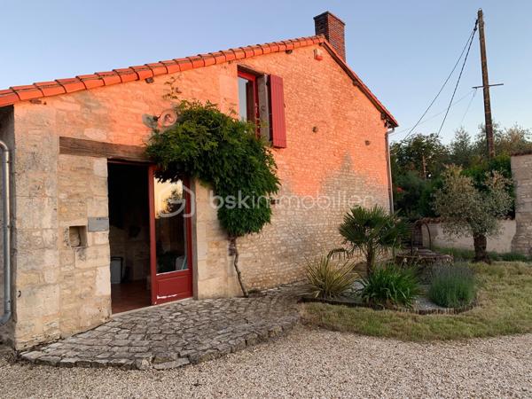 Magnifique propriété de charme au cœur de la nature – Proche rivière Charente 

Amoureux de calme, d’espace et d’authenticité, cette propriété unique et atypique saura vous séduire par son environnement privilégié et ses prestations de qualité.

Située à quelques minutes à pied de la rivière Charente, dans un cadre naturel exceptionnel, cette propriété s’étend sur environ 8 700 m² de terrain, sans vis-à-vis, offrant une véritable parenthèse de sérénité.

° Maison principale – 136 m² (rénovée avec goût)

Maison d’habitation atypique, rénovée avec des matériaux de qualité, alliant charme et confort :

Cuisine aménagée et équipée de 13 m², avec gazinière Godin

Salon chaleureux de 37 m² avec poêle à bois

Salle à manger de 20 m²

Salle d’eau

WC indépendant

À l’étage :

Palier mezzanine

Trois chambres de 10 m², 14 m² et 26 m²

WC supplémentaire

° Gîte ou seconde maison – 112 m²

Idéal pour un projet de location touristique, maison d’amis ou activité indépendante :

Pièce de vie de 36 m²

Cuisine de 15 m²

Salle d’eau avec WC

À l’étage :

Chambre de 20 m²

Grande pièce de 40 m² à aménager selon vos envies (chambres supplémentaires, salle de loisirs, bureau…)

° Dépendances

Grange attenante d’environ 80 m²

Écurie pouvant accueillir deux chevaux, avec deux boxes démontables

° Extérieurs & prestations

Un extérieur soigné et parfaitement exposé, au cœur de la nature :

Jardin calme et verdoyant

Trois terrasses pour profiter du soleil à toute heure

Piscine avec pool house

Douche italienne extérieure et WC

Cuisine d’été idéale pour vos repas en plein air

📍 Situation géographique

Idéalement située à mi-chemin entre Ruffec (16) et Civray (86), à seulement 8 minutes des commodités, cette propriété allie parfaitement tranquillité et accessibilité.

° Une propriété rare, originale et pleine de charme, idéale pour une résidence principale, secondaire ou un projet touristique.

📞 À découvrir sans tarder !