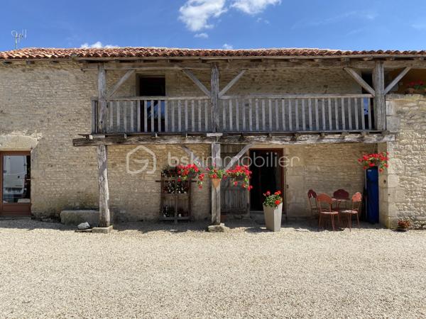 Magnifique propriété de charme au cœur de la nature – Proche rivière Charente 

Amoureux de calme, d’espace et d’authenticité, cette propriété unique et atypique saura vous séduire par son environnement privilégié et ses prestations de qualité.

Située à quelques minutes à pied de la rivière Charente, dans un cadre naturel exceptionnel, cette propriété s’étend sur environ 8 700 m² de terrain, sans vis-à-vis, offrant une véritable parenthèse de sérénité.

° Maison principale – 136 m² (rénovée avec goût)

Maison d’habitation atypique, rénovée avec des matériaux de qualité, alliant charme et confort :

Cuisine aménagée et équipée de 13 m², avec gazinière Godin

Salon chaleureux de 37 m² avec poêle à bois

Salle à manger de 20 m²

Salle d’eau

WC indépendant

À l’étage :

Palier mezzanine

Trois chambres de 10 m², 14 m² et 26 m²

WC supplémentaire

° Gîte ou seconde maison – 112 m²

Idéal pour un projet de location touristique, maison d’amis ou activité indépendante :

Pièce de vie de 36 m²

Cuisine de 15 m²

Salle d’eau avec WC

À l’étage :

Chambre de 20 m²

Grande pièce de 40 m² à aménager selon vos envies (chambres supplémentaires, salle de loisirs, bureau…)

° Dépendances

Grange attenante d’environ 80 m²

Écurie pouvant accueillir deux chevaux, avec deux boxes démontables

° Extérieurs & prestations

Un extérieur soigné et parfaitement exposé, au cœur de la nature :

Jardin calme et verdoyant

Trois terrasses pour profiter du soleil à toute heure

Piscine avec pool house

Douche italienne extérieure et WC

Cuisine d’été idéale pour vos repas en plein air

📍 Situation géographique

Idéalement située à mi-chemin entre Ruffec (16) et Civray (86), à seulement 8 minutes des commodités, cette propriété allie parfaitement tranquillité et accessibilité.

° Une propriété rare, originale et pleine de charme, idéale pour une résidence principale, secondaire ou un projet touristique.

📞 À découvrir sans tarder !