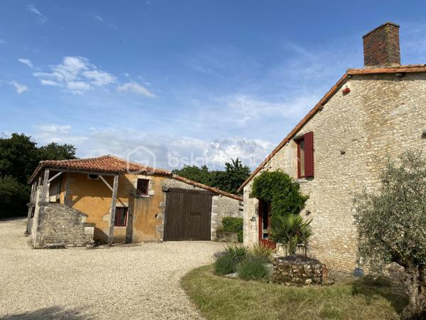 Magnifique propriété de charme au cœur de la nature – Proche rivière Charente 

Amoureux de calme, d’espace et d’authenticité, cette propriété unique et atypique saura vous séduire par son environnement privilégié et ses prestations de qualité.

Située à quelques minutes à pied de la rivière Charente, dans un cadre naturel exceptionnel, cette propriété s’étend sur environ 8 700 m² de terrain, sans vis-à-vis, offrant une véritable parenthèse de sérénité.

° Maison principale – 136 m² (rénovée avec goût)

Maison d’habitation atypique, rénovée avec des matériaux de qualité, alliant charme et confort :

Cuisine aménagée et équipée de 13 m², avec gazinière Godin

Salon chaleureux de 37 m² avec poêle à bois

Salle à manger de 20 m²

Salle d’eau

WC indépendant

À l’étage :

Palier mezzanine

Trois chambres de 10 m², 14 m² et 26 m²

WC supplémentaire

° Gîte ou seconde maison – 112 m²

Idéal pour un projet de location touristique, maison d’amis ou activité indépendante :

Pièce de vie de 36 m²

Cuisine de 15 m²

Salle d’eau avec WC

À l’étage :

Chambre de 20 m²

Grande pièce de 40 m² à aménager selon vos envies (chambres supplémentaires, salle de loisirs, bureau…)

° Dépendances

Grange attenante d’environ 80 m²

Écurie pouvant accueillir deux chevaux, avec deux boxes démontables

° Extérieurs & prestations

Un extérieur soigné et parfaitement exposé, au cœur de la nature :

Jardin calme et verdoyant

Trois terrasses pour profiter du soleil à toute heure

Piscine avec pool house

Douche italienne extérieure et WC

Cuisine d’été idéale pour vos repas en plein air

📍 Situation géographique

Idéalement située à mi-chemin entre Ruffec (16) et Civray (86), à seulement 8 minutes des commodités, cette propriété allie parfaitement tranquillité et accessibilité.

° Une propriété rare, originale et pleine de charme, idéale pour une résidence principale, secondaire ou un projet touristique.

📞 À découvrir sans tarder !
