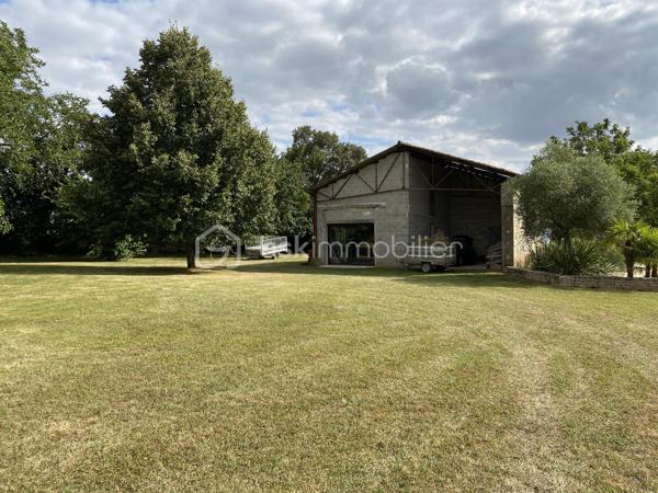 Magnifique propriété de charme au cœur de la nature – Proche rivière Charente 

Amoureux de calme, d’espace et d’authenticité, cette propriété unique et atypique saura vous séduire par son environnement privilégié et ses prestations de qualité.

Située à quelques minutes à pied de la rivière Charente, dans un cadre naturel exceptionnel, cette propriété s’étend sur environ 8 700 m² de terrain, sans vis-à-vis, offrant une véritable parenthèse de sérénité.

° Maison principale – 136 m² (rénovée avec goût)

Maison d’habitation atypique, rénovée avec des matériaux de qualité, alliant charme et confort :

Cuisine aménagée et équipée de 13 m², avec gazinière Godin

Salon chaleureux de 37 m² avec poêle à bois

Salle à manger de 20 m²

Salle d’eau

WC indépendant

À l’étage :

Palier mezzanine

Trois chambres de 10 m², 14 m² et 26 m²

WC supplémentaire

° Gîte ou seconde maison – 112 m²

Idéal pour un projet de location touristique, maison d’amis ou activité indépendante :

Pièce de vie de 36 m²

Cuisine de 15 m²

Salle d’eau avec WC

À l’étage :

Chambre de 20 m²

Grande pièce de 40 m² à aménager selon vos envies (chambres supplémentaires, salle de loisirs, bureau…)

° Dépendances

Grange attenante d’environ 80 m²

Écurie pouvant accueillir deux chevaux, avec deux boxes démontables

° Extérieurs & prestations

Un extérieur soigné et parfaitement exposé, au cœur de la nature :

Jardin calme et verdoyant

Trois terrasses pour profiter du soleil à toute heure

Piscine avec pool house

Douche italienne extérieure et WC

Cuisine d’été idéale pour vos repas en plein air

📍 Situation géographique

Idéalement située à mi-chemin entre Ruffec (16) et Civray (86), à seulement 8 minutes des commodités, cette propriété allie parfaitement tranquillité et accessibilité.

° Une propriété rare, originale et pleine de charme, idéale pour une résidence principale, secondaire ou un projet touristique.

📞 À découvrir sans tarder !