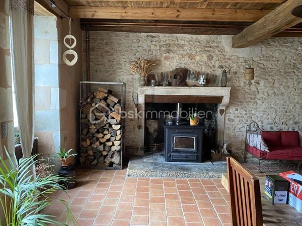 Magnifique propriété de charme au cœur de la nature – Proche rivière Charente 

Amoureux de calme, d’espace et d’authenticité, cette propriété unique et atypique saura vous séduire par son environnement privilégié et ses prestations de qualité.

Située à quelques minutes à pied de la rivière Charente, dans un cadre naturel exceptionnel, cette propriété s’étend sur environ 8 700 m² de terrain, sans vis-à-vis, offrant une véritable parenthèse de sérénité.

° Maison principale – 136 m² (rénovée avec goût)

Maison d’habitation atypique, rénovée avec des matériaux de qualité, alliant charme et confort :

Cuisine aménagée et équipée de 13 m², avec gazinière Godin

Salon chaleureux de 37 m² avec poêle à bois

Salle à manger de 20 m²

Salle d’eau

WC indépendant

À l’étage :

Palier mezzanine

Trois chambres de 10 m², 14 m² et 26 m²

WC supplémentaire

° Gîte ou seconde maison – 112 m²

Idéal pour un projet de location touristique, maison d’amis ou activité indépendante :

Pièce de vie de 36 m²

Cuisine de 15 m²

Salle d’eau avec WC

À l’étage :

Chambre de 20 m²

Grande pièce de 40 m² à aménager selon vos envies (chambres supplémentaires, salle de loisirs, bureau…)

° Dépendances

Grange attenante d’environ 80 m²

Écurie pouvant accueillir deux chevaux, avec deux boxes démontables

° Extérieurs & prestations

Un extérieur soigné et parfaitement exposé, au cœur de la nature :

Jardin calme et verdoyant

Trois terrasses pour profiter du soleil à toute heure

Piscine avec pool house

Douche italienne extérieure et WC

Cuisine d’été idéale pour vos repas en plein air

📍 Situation géographique

Idéalement située à mi-chemin entre Ruffec (16) et Civray (86), à seulement 8 minutes des commodités, cette propriété allie parfaitement tranquillité et accessibilité.

° Une propriété rare, originale et pleine de charme, idéale pour une résidence principale, secondaire ou un projet touristique.

📞 À découvrir sans tarder !