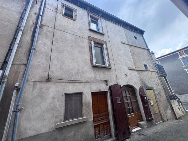 Maison de bourg, 2 chambres et cave  Les Martres De Veyre