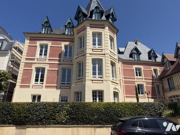 TROUVILLE SUR MER - Dans DOMAINE DE STANDING - Atypique appartement de 171 m2 - Parking et garage.